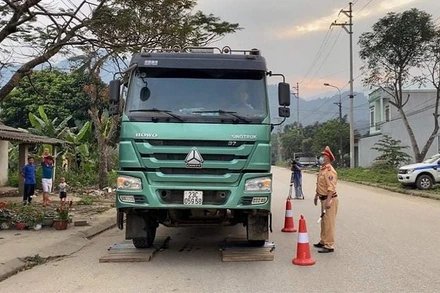 Lực lượng Cảnh sát giao thông kiểm tra tải trọng xe tải. 
