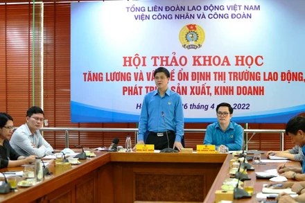 Phó Chủ tịch Tổng Liên đoàn Lao động Việt Nam Ngọ Duy Hiểu phát biểu tại Hội thảo.