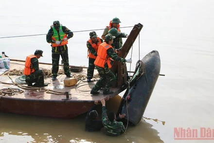 Tháng 6/2020, Bộ Tư lệnh Thủ đô đã trục vớt thành công quả bom dài 1,6 m dưới sông Hồng, gần cầu Long Biên, Hà Nội.