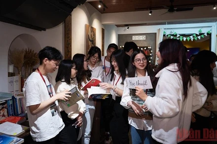 Ngày sách thu hút đông các bạn trẻ tham gia.