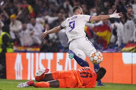 Karim Benzema lập hattrick vào lưới Chelsea, giúp Real thắng 3-1 tại Stamford Bridge. (Ảnh: Daily Mail)