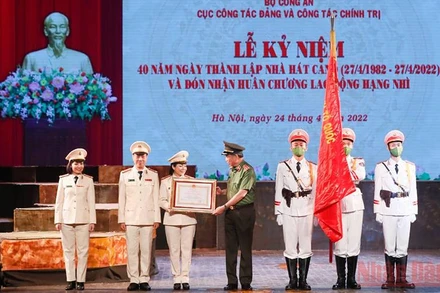 Thừa ủy quyền của Chủ tịch nước, Đại tướng Tô Lâm đã trao Huân chương Lao động hạng Nhì cho Nhà hát Công an Nhân dân. (Ảnh: QUANG VINH)