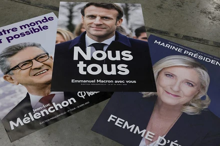 Poster tranh cử. Ảnh: REUTERS