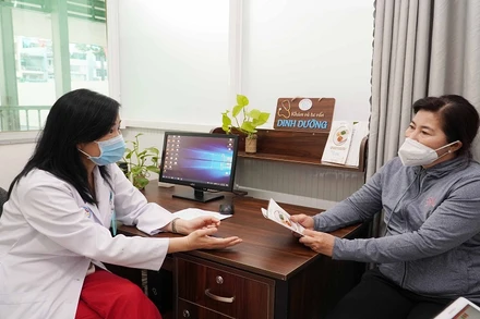Bác sĩ Bệnh viện Chợ Rẫy tư vấn dinh dưỡng cho bệnh nhân (ảnh Bệnh viện cung cấp).