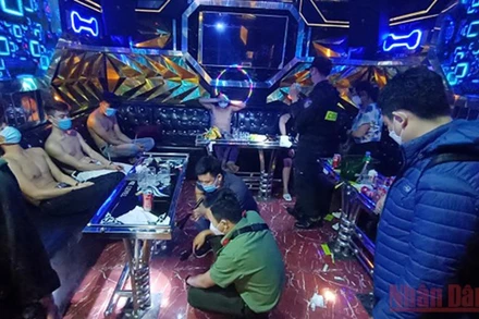 Các đối tượng tàng trữ, sử dụng trái phép chất ma túy tại quán Karaoke Level. 