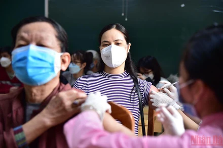 Tiêm vaccine ngừa Covid-19 cho người dân. (Ảnh: THÀNH ĐẠT)