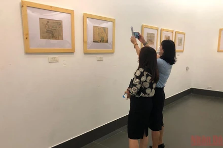 Người xem chụp hình lại những bức ký họa.