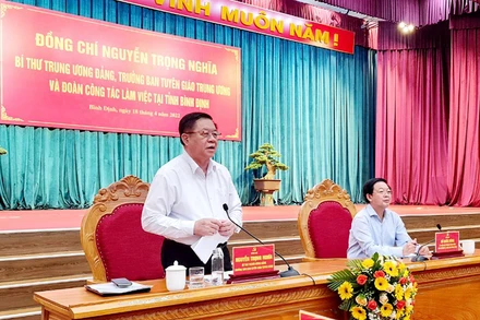 Đồng chí Nguyễn Trọng Nghĩa, Bí thư Trung ương Đảng, Trưởng Ban Tuyên giáo Trung ương phát biểu chỉ đạo.