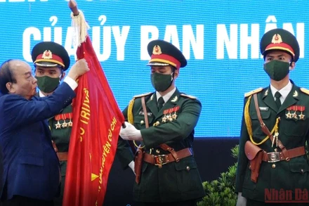 Chủ tịch nước Nguyễn Xuân Phúc trao tặng Huân chương Lao động hạng Ba cho huyện Củ Chi, TP Hồ Chí Minh.