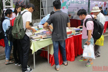 Độc giả chọn mua sách tại một sự kiện Hội sách ở Hà Nội.