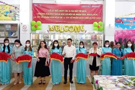 Lễ ký kết hợp tác và ra mắt Tủ sách. (Ảnh: Ban tổ chức cung cấp)