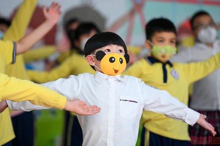 Không có đồng phục vàng thì có khẩu trang vàng siêu đáng yêu nhé. (Ảnh: THÀNH ĐẠT)