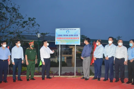 Đồng chí Nguyễn Trọng Nghĩa, Bí thư Trung ương Đảng, Trưởng Ban Tuyên giáo Trung ương cùng lãnh đạo tỉnh Quảng Ngãi thực hiện nghi thức kéo băng gắn biển công trình “Điện thắp sáng bằng năng lượng mặt trời”.