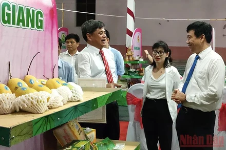 Thứ trưởng Trần Thanh Nam và Chủ tịch UBND tỉnh Đồng Tháp Phạm Thiện Nghĩa tại diễn đàn.