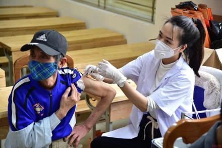 Tiêm ngừa Covid-19 cho người dân. (Ảnh: THÀNH ĐẠT)