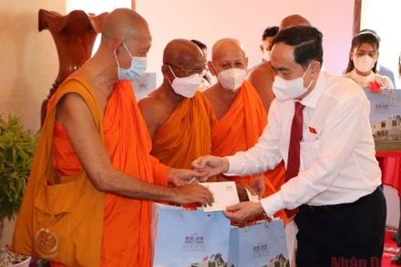 Đồng chí Trần Thanh Mẫn tặng quà các hòa thượng, sư sãi nhân dịp Tết Chôl Chnăm Thmây tại An Giang.