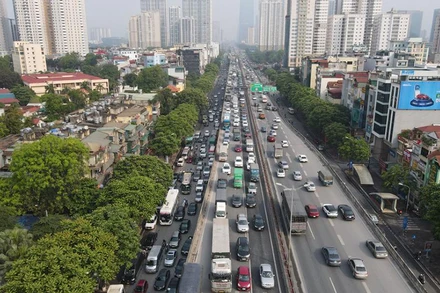 Ngay từ sáng sớm, lượng phương tiện đã rất đông trên đường Vành đai 3 trên cao.