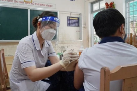 Tiêm vaccine phòng Covid-19 cho học sinh khối lớp 5 tại điểm tiêm Trường tiểu học thị trấn Châu Thành (huyện Châu Thành, tỉnh Bến Tre).