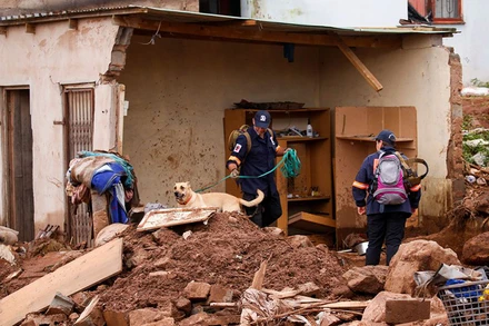 Lực lượng cứu nạn tìm kiếm các thi thể tại khu vực Dassenhoek, Nam Phi, ngày 17/4. (Ảnh: Reuters)