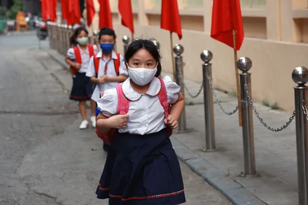 Học sinh Trường Tiểu học Thăng Long (Hoàn Kiếm, Hà Nội) trên đường đến trường. (Ảnh: THẾ ĐẠI)