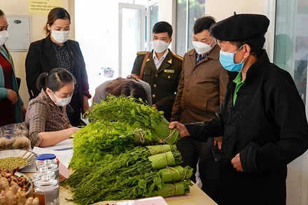 Người dân huyện Hà Quảng giới thiệu các sản phẩm sinh kế bền vững (Ảnh: AAV/AFV).