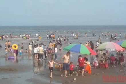 Những năm gần đây, bãi biển cồn Vành (tỉnh Thái Bình) trở thành điểm đến khá hấp dẫn với du khách. (Ảnh: MAI TÚ)