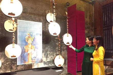 Khách tham quan đến với không gian giới thiệu đàn Đào Xá.