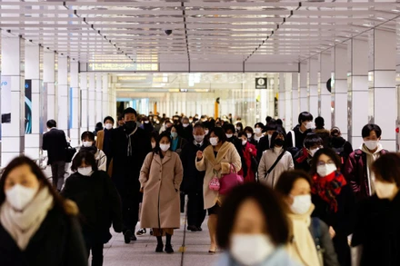 Ảnh minh họa: Người dân đeo khẩu trang đi bộ tại một ga xe lửa ở Tokyo, Nhật Bản. (Nguồn: REUTERS)