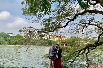 Một Hà Nội vắng vẻ trong sáng 30/4. (Ảnh: NGỌC LAN)