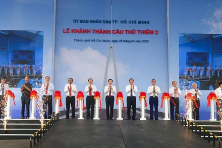 Các đại biểu thực hiện nghi thức khánh thành cầu Thủ Thiêm 2.