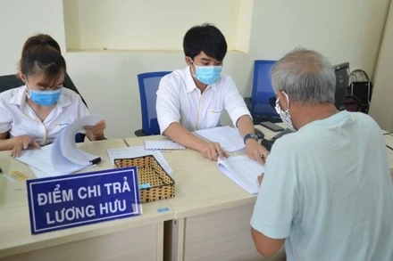 Cán bộ hưu trí nhận lương hưu trực tiếp tại một điểm chi trả trên địa bàn Thành phố.