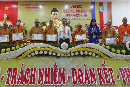 Bí thư Tỉnh ủy Hậu Giang Nghiêm Xuân Thành tặng Bằng khen cho 1 tập thể, 6 cá nhân có thành tích xuất sắc trong hoạt động đạo sự giai đoạn 2017-2022.