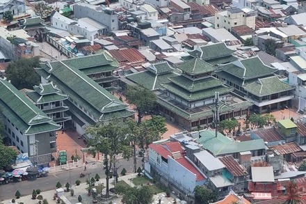 Hầu hết du khách đến Khu du lịch quốc gia Núi Sam là để hành hương Miếu bà Chúa xứ Núi Sam.