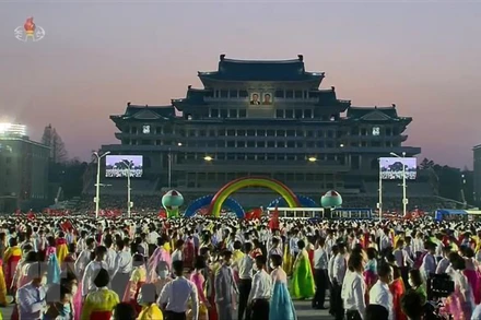 Một tiết mục biểu diễn của sinh viên Triều Tiên nhân kỷ niệm 110 năm ngày sinh cố Chủ tịch Kim Nhật Thành tại thủ đô Bình Nhưỡng, tối 15/4/2022. (Ảnh: Yonhap/TTXVN)