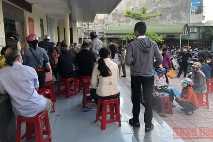 Người dân chờ đợi nộp hồ sơ đất đai tại Bộ phận tiếp nhận và trả kết quả giải quyết thủ tục hành chính thị xã Đức Phổ.