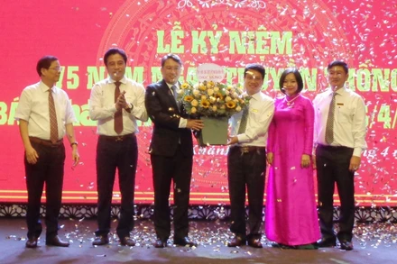 Thường trực Tỉnh ủy Khánh Hòa tặng hoa, chúc mừng 75 năm Ngày truyền thống Báo Khánh Hòa. (Ảnh: PHONG NGUYÊN)