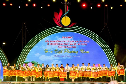 Trưởng Ban tuyên giáo Trung ương Nguyễn Trọng Nghĩa và Phó Thủ tướng Vũ Đức Đam trao cờ lư niệm cho các đơn vị tham gia liên hoan.