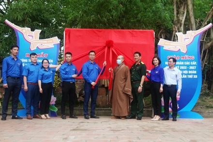 Các đại biểu khánh thành công trình "Số hóa Di tích lịch sử quốc gia đặc biệt chùa Vĩnh Nghiêm”.