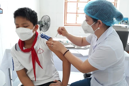 Huyện Đông Hưng (tỉnh Thái Bình) là địa phương đầu tiên triển khai tiêm vaccine ngừa Covid-19 cho trẻ đến 12 tuổi.