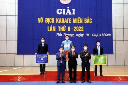 Ban tổ chức trao giải nhất, nhì, ba cho các đoàn đạt thành tích cao. 