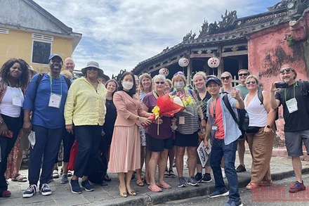 Lãnh đạo thành phố Hội An tặng hoa chào mừng đoàn du khách Mỹ tham quan Hội An.