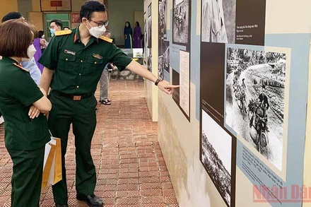 Các đại biểu tham quan trưng bày về Đại tướng Văn Tiến Dũng.