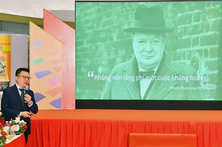 Tổng Biên tập Báo Nhân Dân Lê Quốc Minh trình bày tham luận tại diễn đàn. (Ảnh: THỦY NGUYÊN)