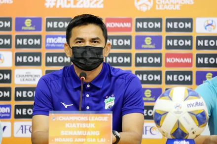 Huấn luyện viên Kiatisak phát biểu tại buổi họp báo. (Ảnh: VFF)