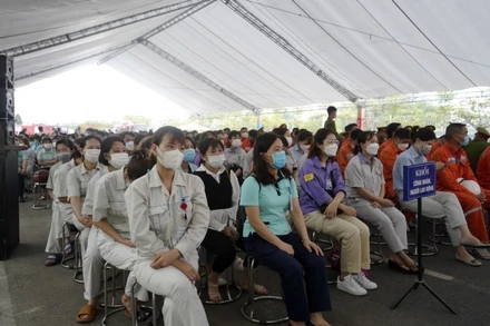 Đông đảo công nhân lao động tham dự chương trình.