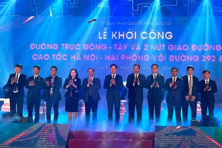 Các đại biểu tại lễ khởi công dự án.