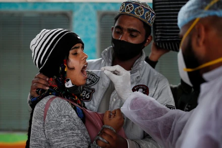 Lấy mẫu xét nghiệm Covid-19 cho người dân tại Mumbai, Ấn Độ. (Ảnh: Reuters)