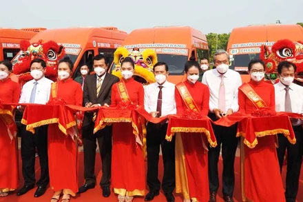 Lãnh đạo tỉnh Ninh Thuận cùng nhà đầu tư cắt băng khai trương tuyến xe buýt không trợ giá.