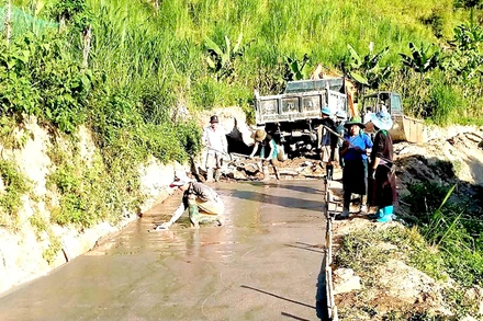Ảnh minh họa: Người dân góp công làm đường bê-tông ở Hà Giang. (Nguồn: Báo Hà Giang)