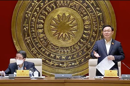 Chủ tịch Quốc hội Vương Đình Huệ phát biểu ý kiến tại buổi làm việc.